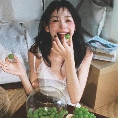 举杯畅饮的姐姐们